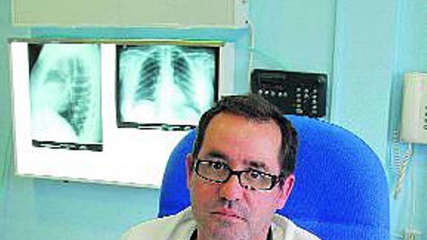 El doctor Pablo Cerezuela, en su consulta del hospital Naval