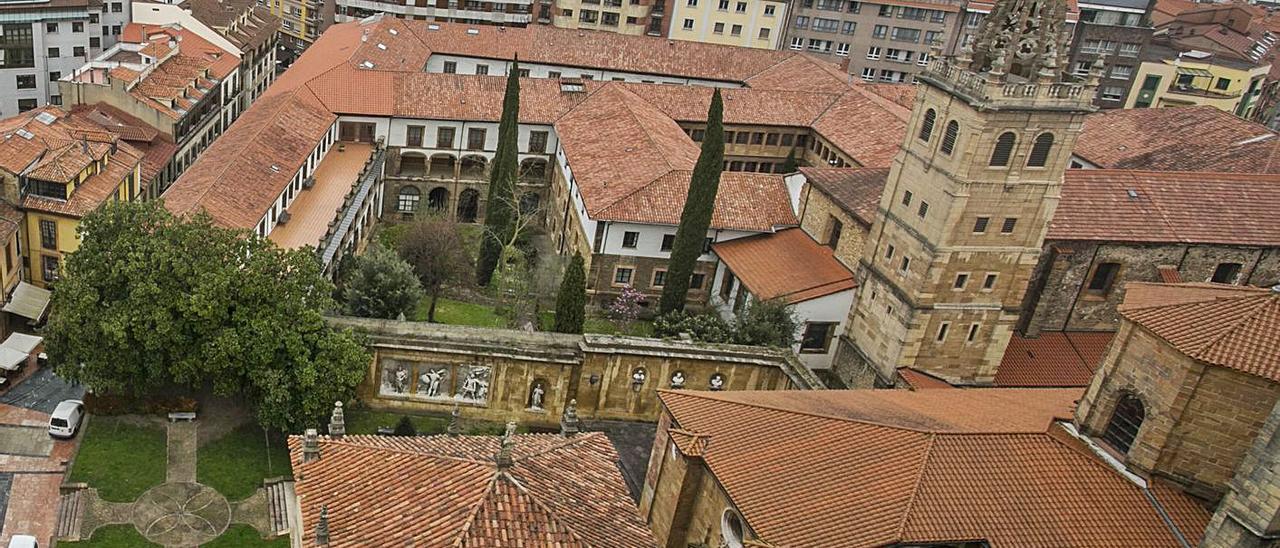 Vista del monasterio de las Pelayas desde la torre de la Catedral el pasado marzo. | Irma Collín