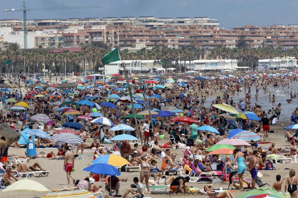 FOTOS: Playas de Valencia llenas en San Juan