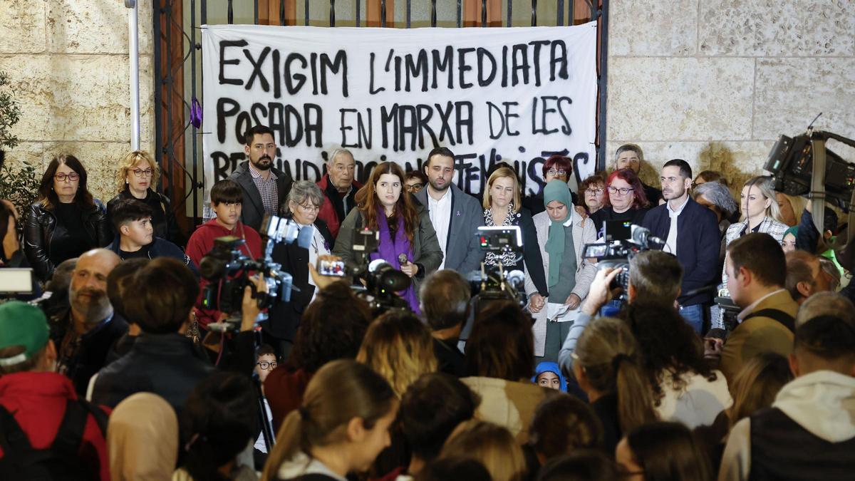 Sagunto enmudece por el último asesinato machista entre gritos reivindicativos