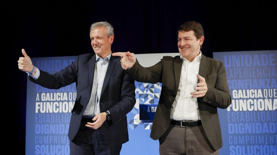 Alfoso Rueda y Fernández Mañueco, ayer, en O Barco (Ourense).