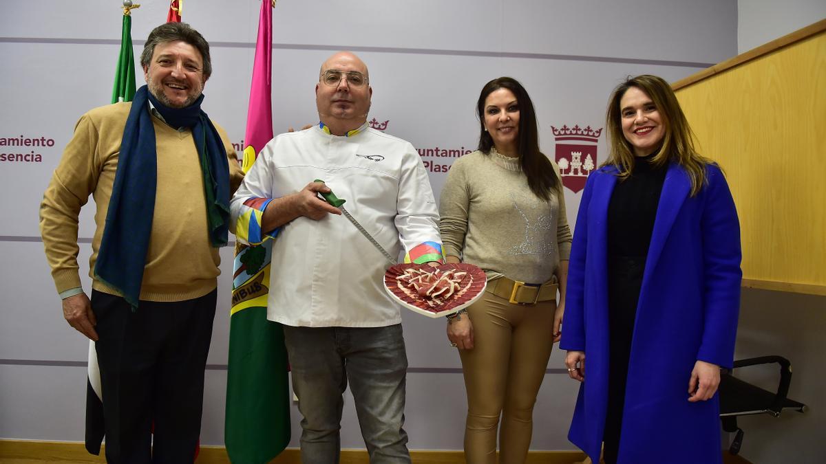 Promotores del evento de cortadores de jamón, en Plasencia frente al alzhéimer.