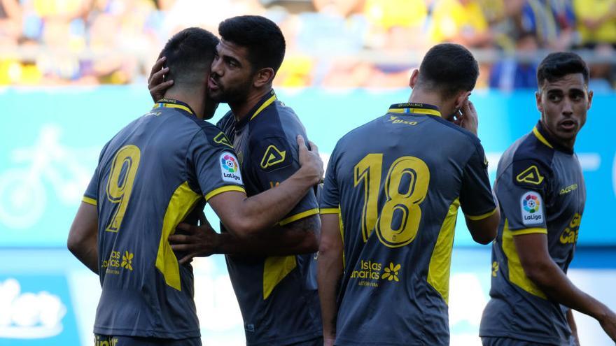 Jonathan Calleri, con el 9 a la espalda, felicitado por Aythami tras marcar un gol frente al Cádiz.