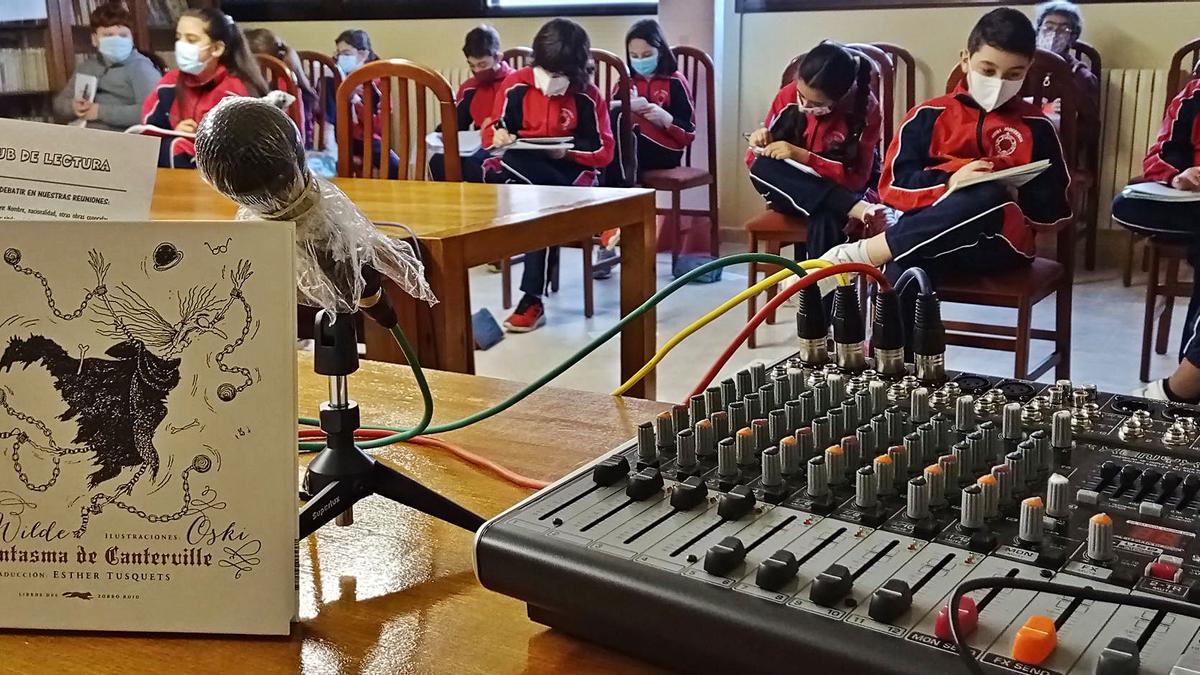 Un grupo de alumnos del colegio Divina Providencia prepara la obra de teatro basada en “El fantasma de Canterville”, en el taller de radio. | Cedida