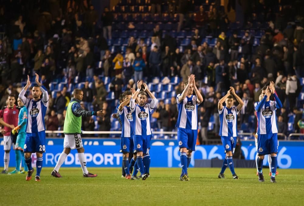 El Dépor empata en el descuento ante el Alavés