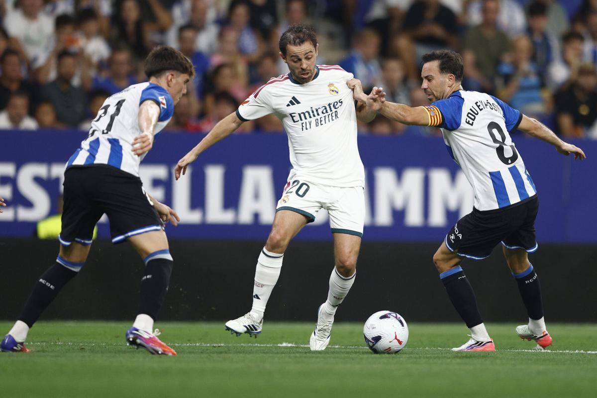 El centrocampista portugués del Real Madrid Bernardo Silva pelea un balón con dos rivales del Espanyol