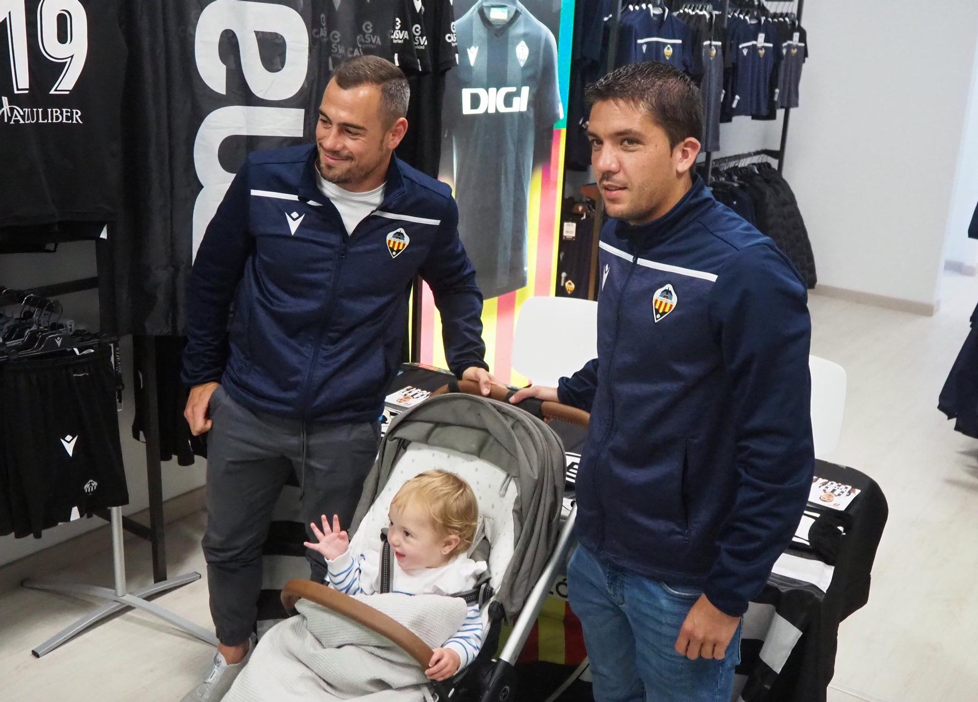 Carles Salvador, junto a César Díaz, en la firma de autógrafos y sesión de fotos, el jueves en la Tienda Oficial del Castellón.