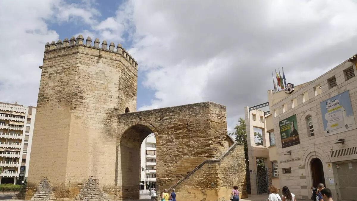 Varias personas pasan junto a la Torre de la Malmuerta, que será sometida a trabajos de rehabilitación, aunque sin fecha determinada.