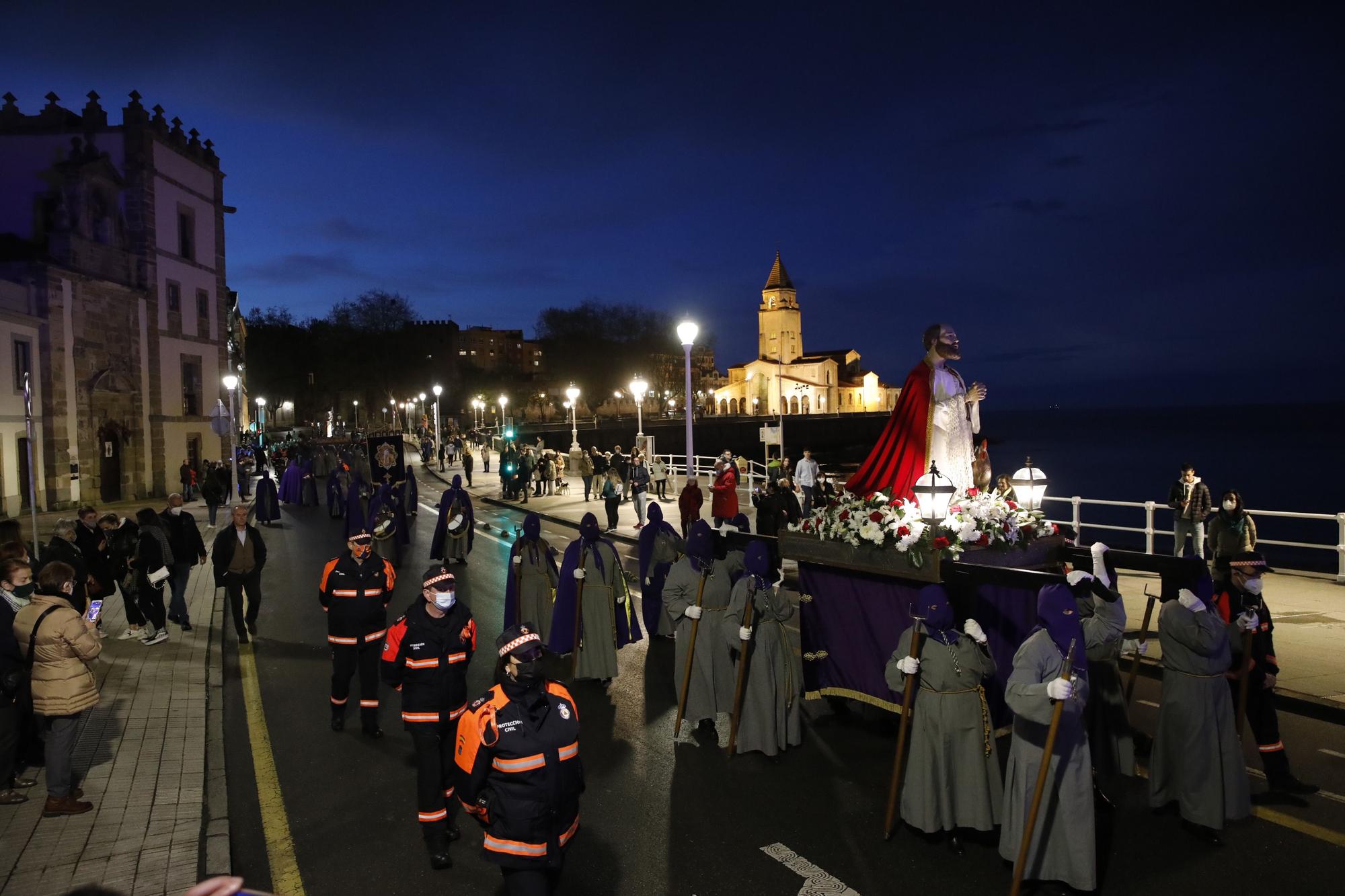 En imágenes: Procesión de Martes Santo en Gijón