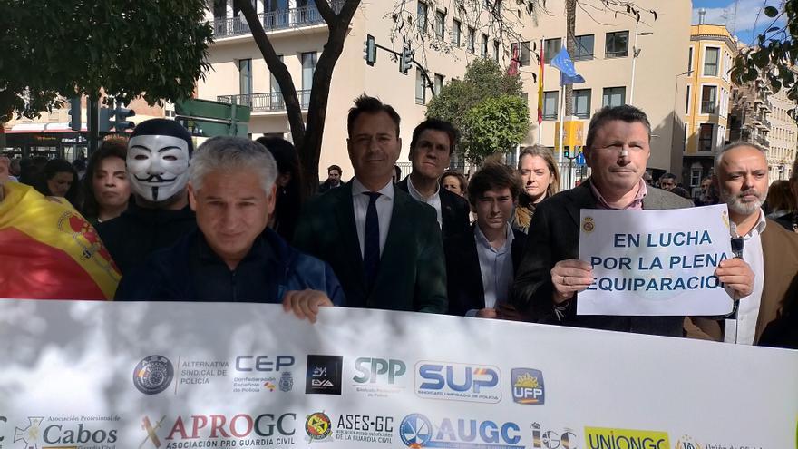 El portavoz del Gobierno murciano, Marcos Ortuño, en el centro, durante la manifestación