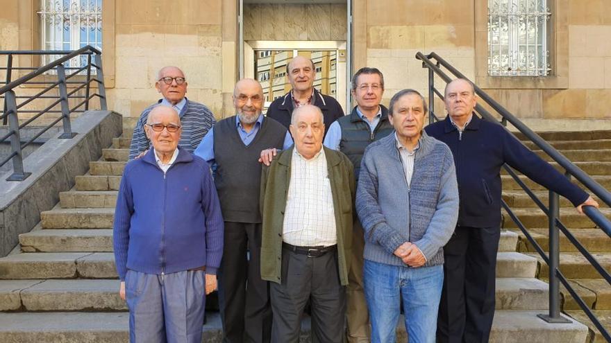 Tomás Nistal, en el centro, a las puertas del Colegio de la Inmaculada