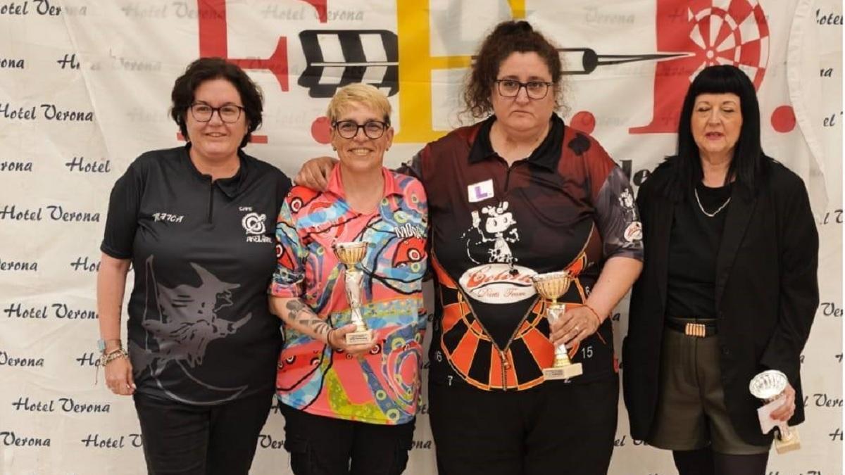 La agullentina Mila Martínez, segunda por la derecha, con uno de los trofeos que consiguió en el campeonato.
