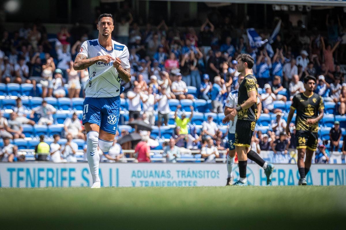 Maikel Mesa celebra el tanto que anotó de penalti frente al Ourense.