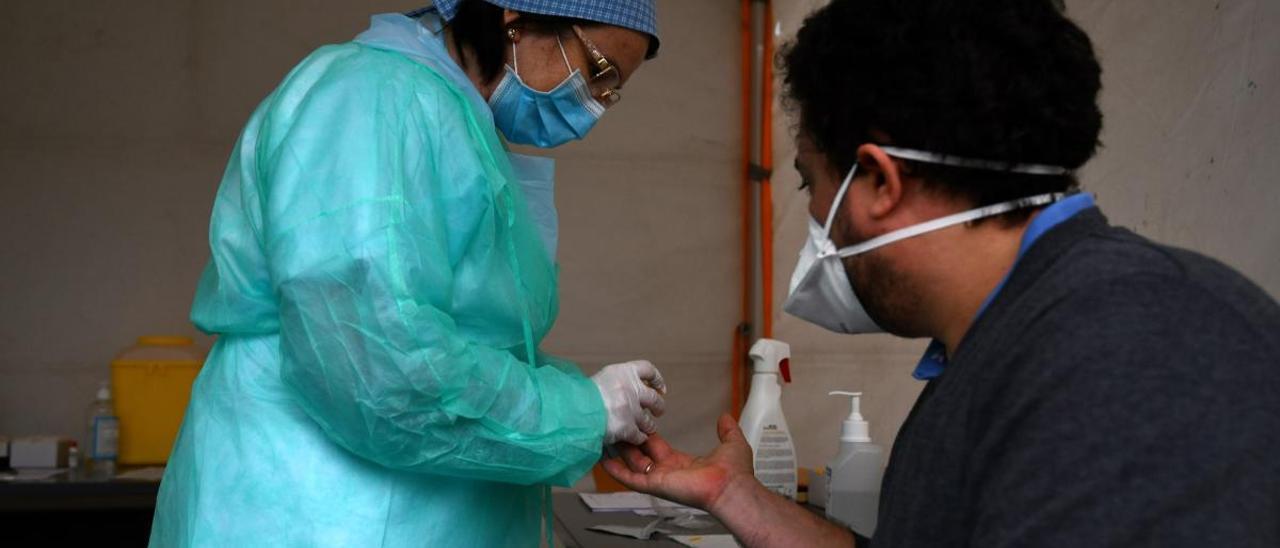 Una profesional realiza un test de seroprevalencia a un ciudadano en las inmediaciones del ambulatorio Virgen Peregrina. // G. Santos