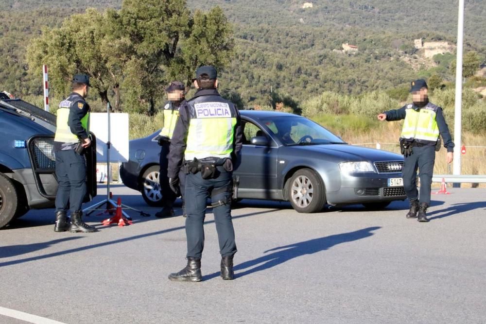 Agents de la policia espanyola durant el control que han establert a l'accés a l'autopista a La Jonquera el 29 de gener