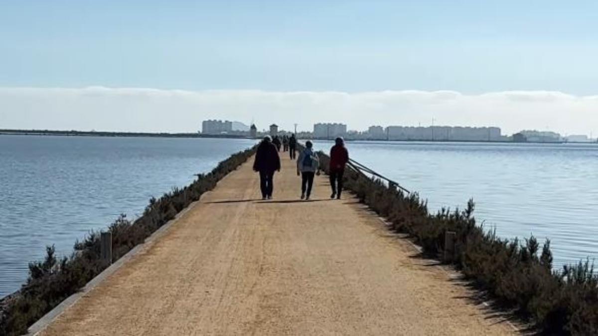 Varios senderistas caminan por la ruta de San Pedro que separa las aguas.