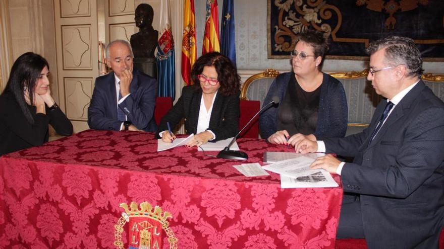 Ana Verdú, Jaime Matas, María Dolores Padilla y María José Mira, durante la firma