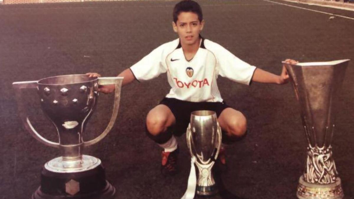 Pablo Marí, en la Academia del Valencia CF