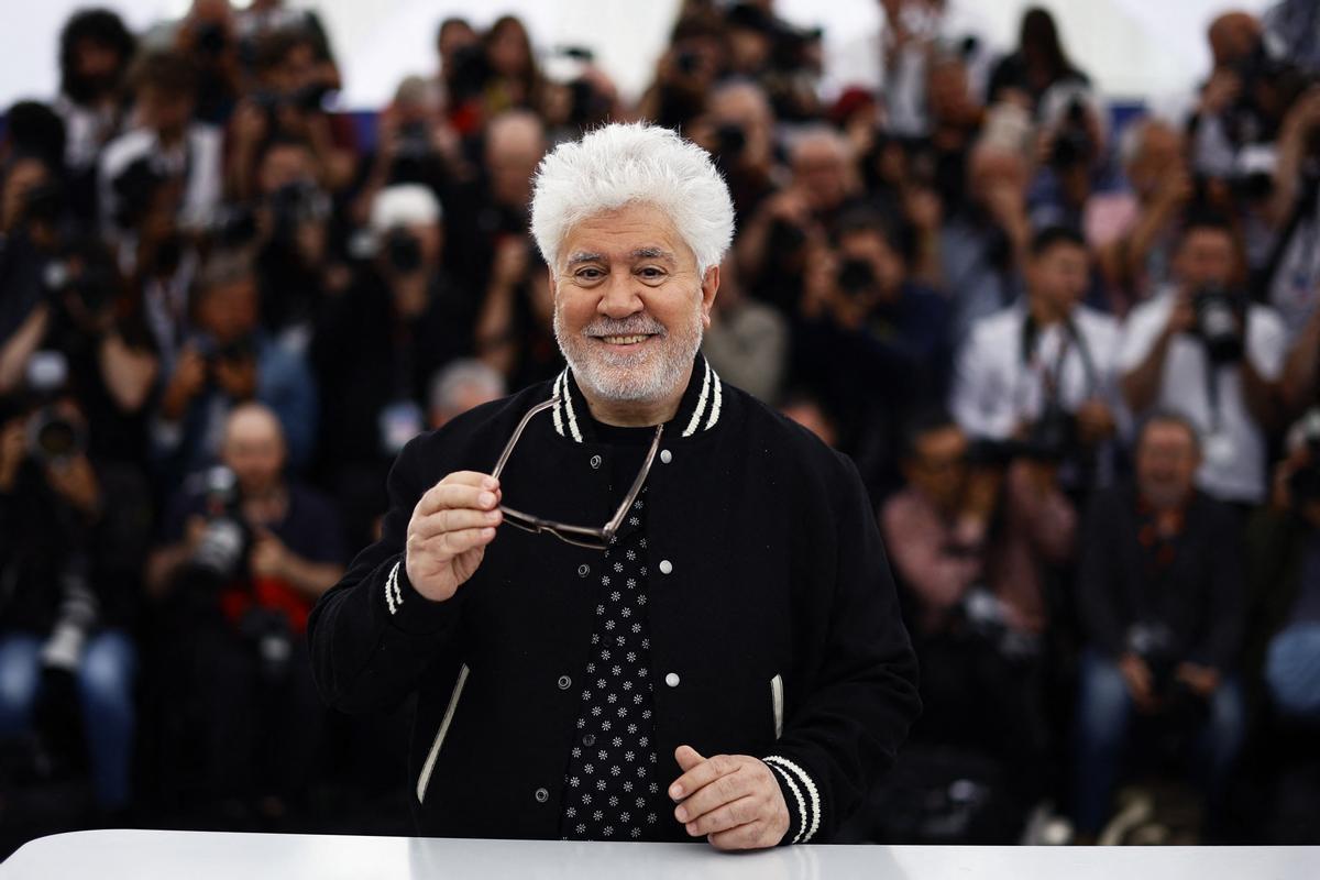 Pedro Almodóvar aterriza en Cannes. El cineasta estrena en Cannes el mediometraje ‘Extraña forma de vida’, con Ethan Hawke y Pedro Pascal, un wéstern protagonizado por dos gais que subvierte el género