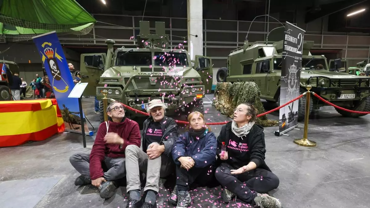 Tensión entre movimientos antimilitaristas y visitantes en Expojove
