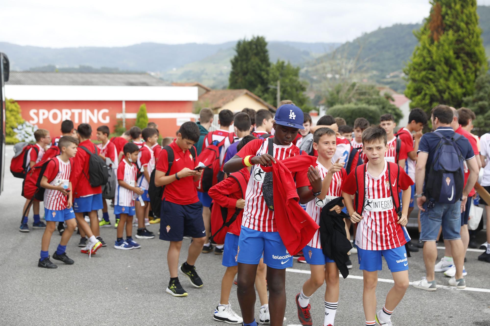 En imágenes: La escuela del fútbol del Sporting recibe a un centenar de jóvenes del primer turno del campus