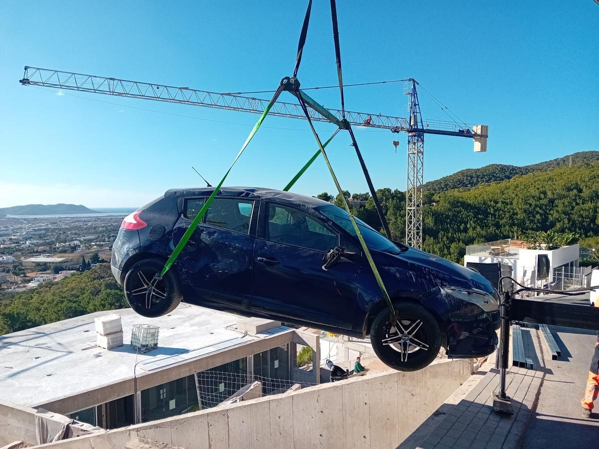 Cae un coche por un barranco