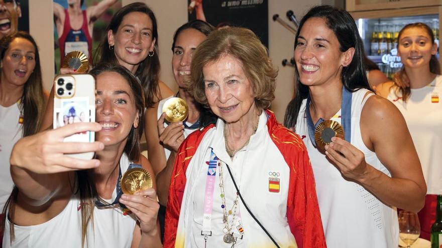 La reina emérita doña Sofía felicita a las campeonas olímpicas de waterpolo