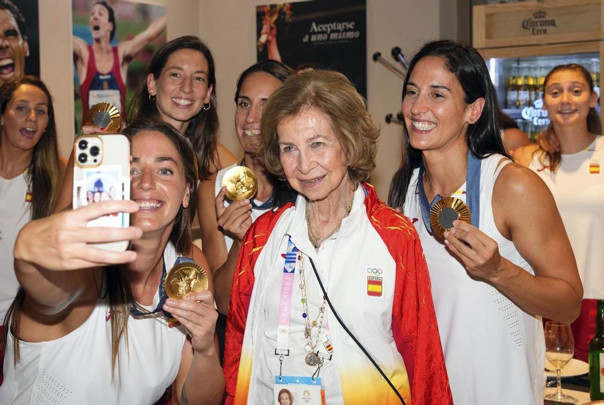 REINA SOFÍA JUEGOS OLÍMPICOS | La reina emérita doña Sofía felicita a las campeonas olímpicas de waterpolo