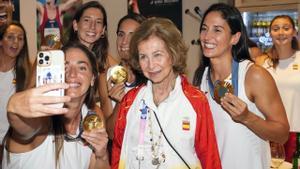 La reina emérita doña Sofía felicita a las campeonas olímpicas de waterpolo