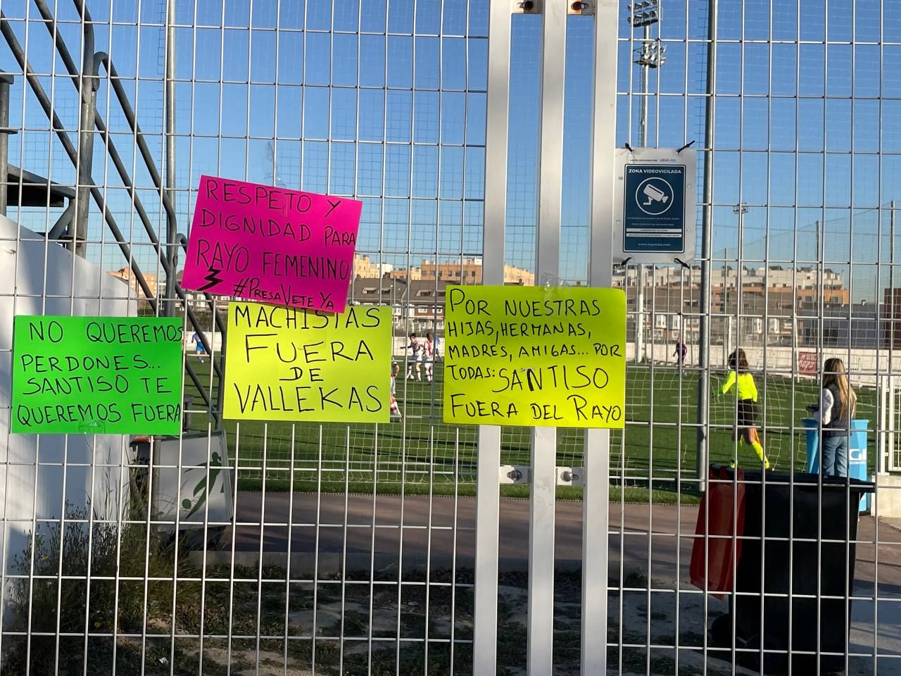 Mensajes de la afición rayista contra el entrenador del Rayo femenino, Caros Santiso.