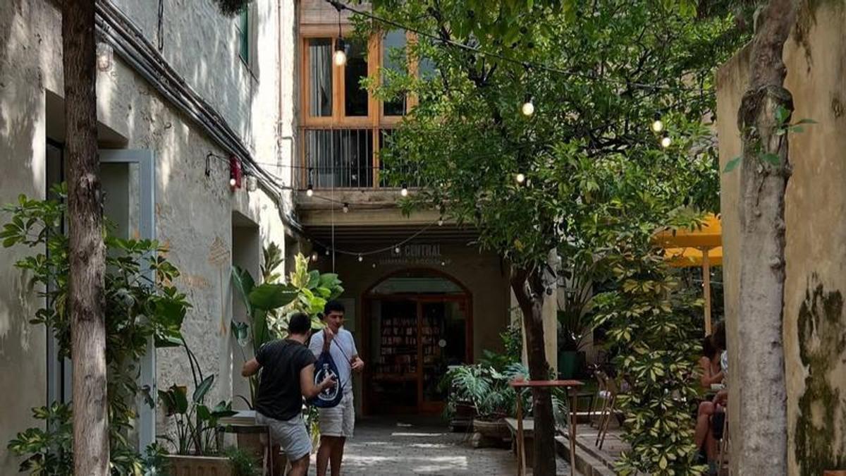 La célebre terraza de Decamerón, el bar de La Central en el Raval.