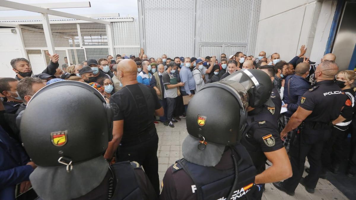 Las imágenes de los altercados en el Puerto de Alicante por el ferry a Orán