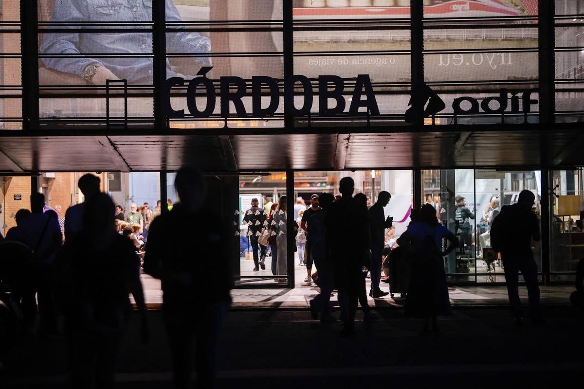 La estación de trenes de Adif en Córdoba abrió durante la noche del gran apagón para acoger a los viajeros que se quedaron en tierra por la suspensión del tráfico ferroviario.