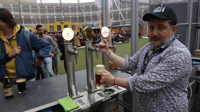 Un hostelero sirve cerveza, el año pasado.
