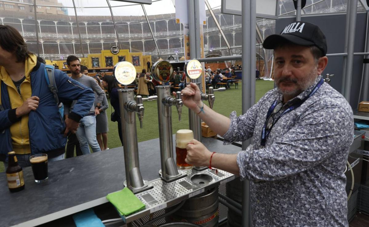 Un hostelero sirve cerveza, el año pasado.