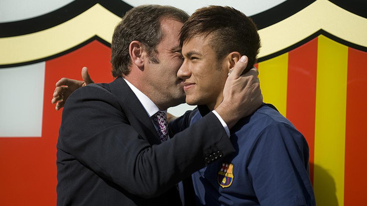 Sandro Rosell y Neymar, el 3 de junio del 2013, fecha en la que el delantero fichó por el Barça
