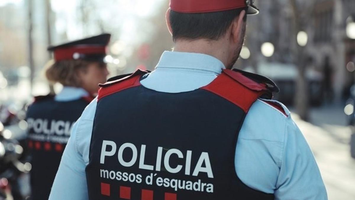 Agentes de una patrulla de Mossos d'Esquadra.