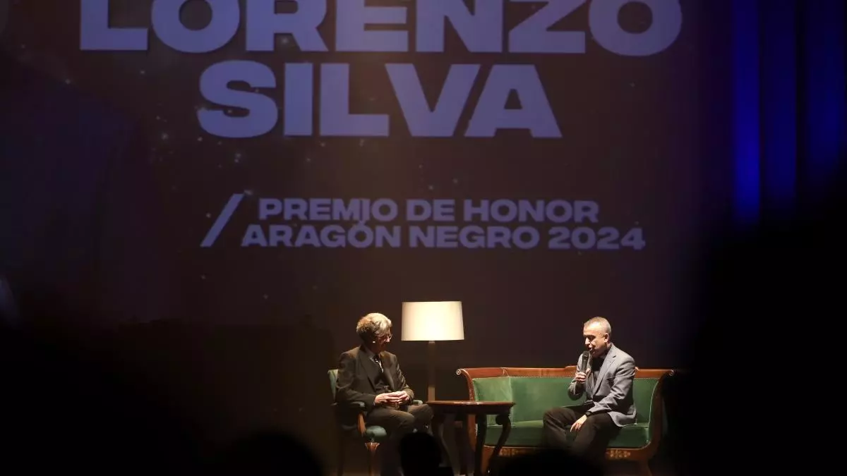 Lorenzo Silva (premio de honor de Aragón Negro): "Este premio es lo que Aragón me da, calidez, cordialidad y generosidad"