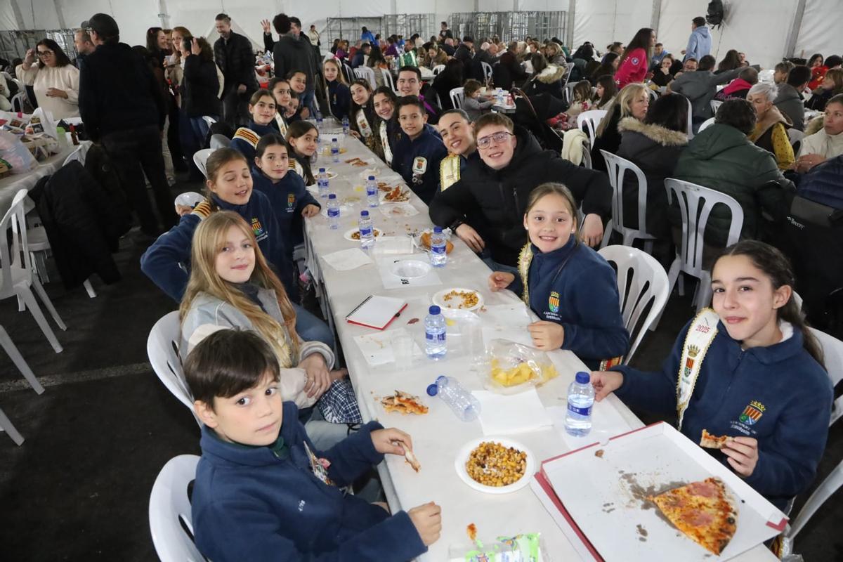 Los festeros durante la cena de sobaquillo en la carpa del bulevar.
