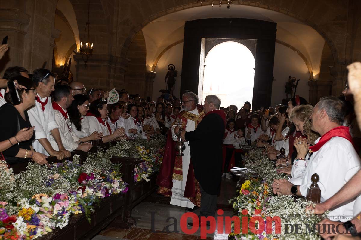 Bandeja de flores y ritual de la bendición del vino en las Fiestas de Caravaca