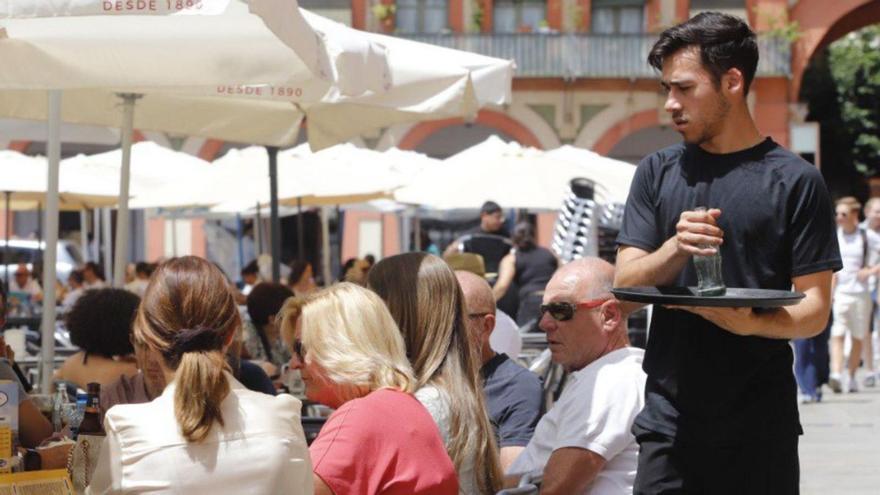 Trabajar en verano en Córdoba: estos son los perfiles laborales más demandados