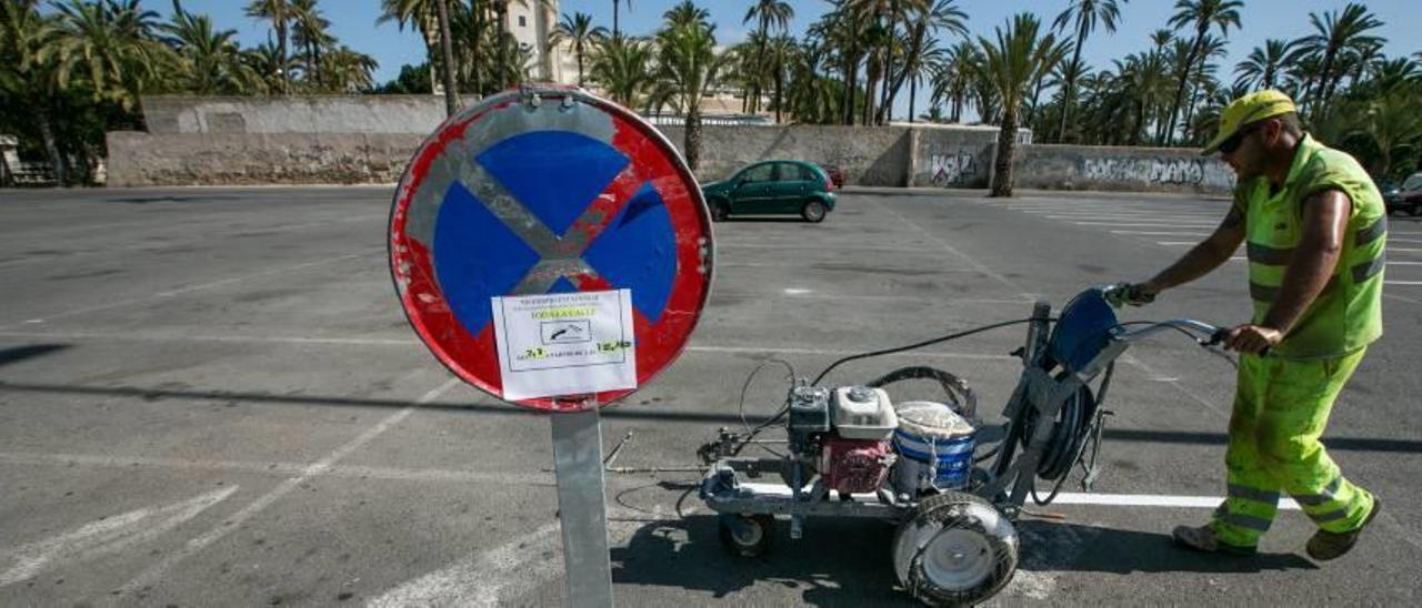 Un operario durante los trabajos de señalización, ayer, en el aparcamiento de Candalix.