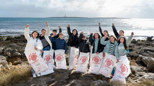 Un grupo de jóvenes en la pasada edición de ‘Kilómetros de plástico por Iris’ | IBIZA PRESERVATION