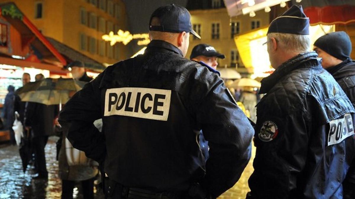 Policías franceses patrullan durante la apertura de un mercadillo navideño en la ciudad de Metz.