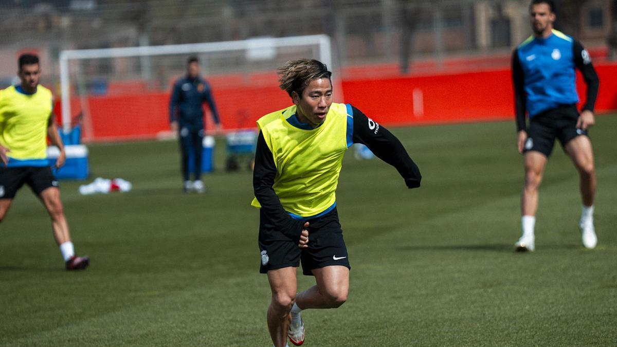 Takuma Asano en el entrenamiento de hoy en Son bibiloni