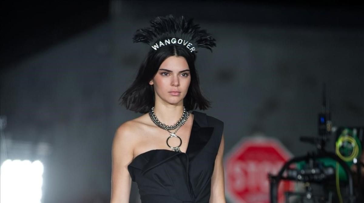 zentauroepp40039398 model kendall jenner presents creations from the alexander w170911184554