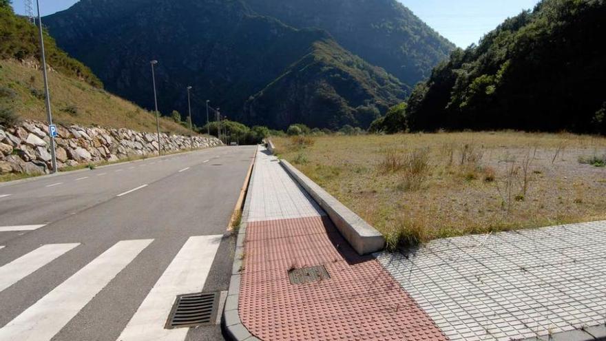 El polígono industrial de Comillera, donde se proyecta poner en marcha una embotelladora.