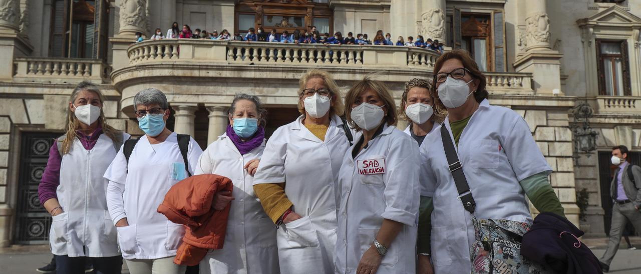 Trabajadoras del SAD frente al ayuntamiento de València