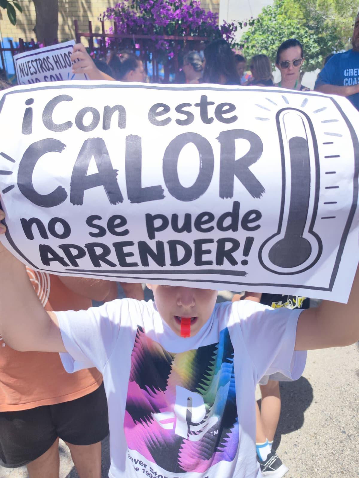 Un alumno de Elche protestando por el calor a las puertas de su colegio en La Marina