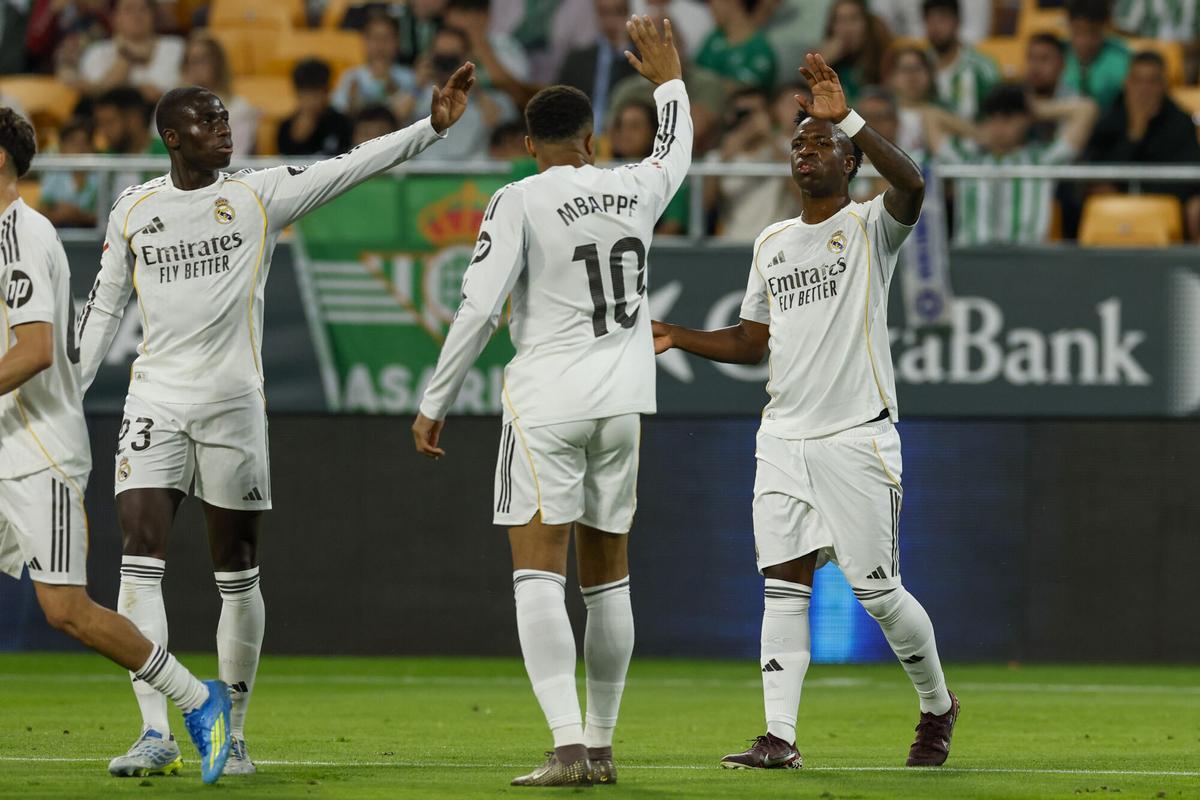 El delantero brasileño del Real Madrid Vinicius Jr. (d) celebra su gol, primero del equipo blanco, durante el encuentro correspondiente a la jornada 32 de LaLiga que disputan Real Betis y Real Madrid este viernes en el estadio de La Cartuja, en Sevilla. EFE/ Julio Muñoz
